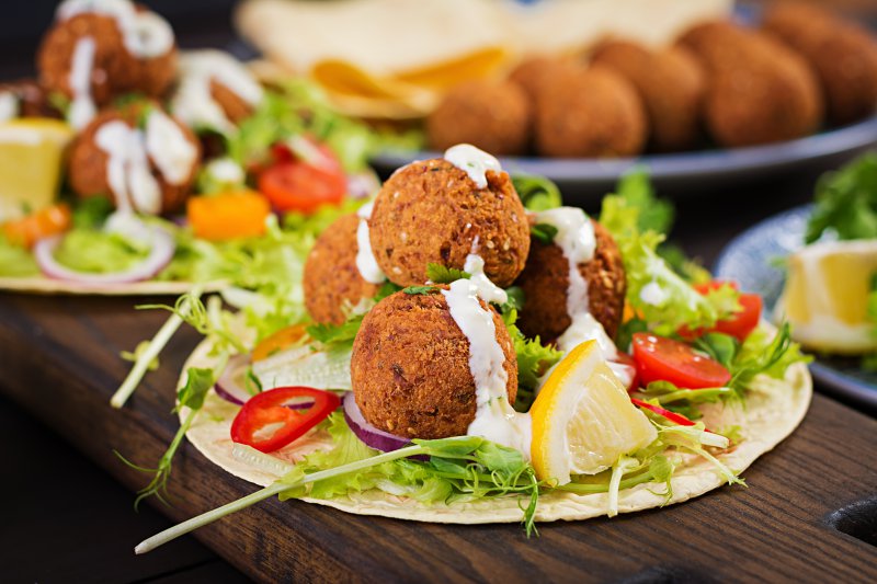 TAHİN SOSLU FALAFELLİ SALATA