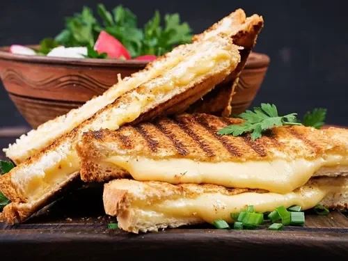 3 Peynirli Tost