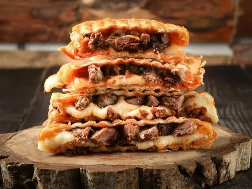 Kavurmalı & Kaşarlı Tost