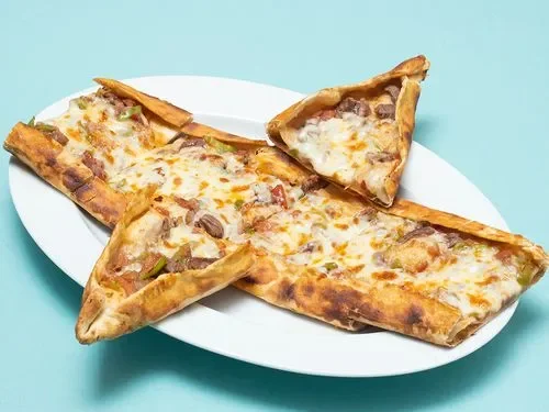 Kuşbaşılı Kaşarlı Pide