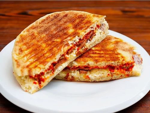 Sucuklu Bazlama Tost