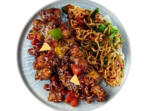 Sebzeli Noodle Üstü Tatlı Ekşı Tavuk