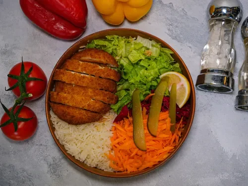Tavuk Schnitzel Salata