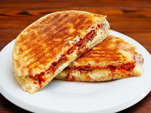 Sucuklu Kaşarlı Bazlama Tost