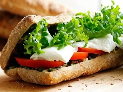 Pesto Soslu Sandviç