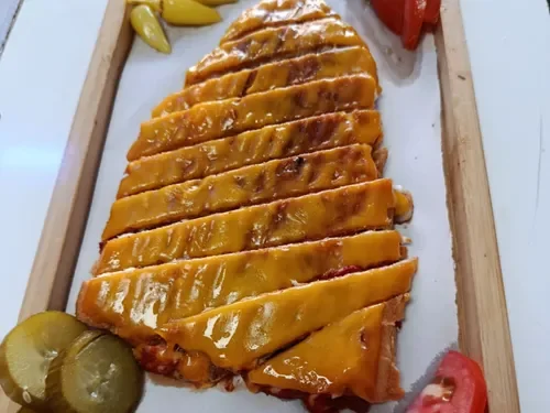 Yarım Ekmek Arası Cheddarlı Basmalı Tost