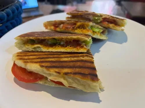 Soslu Sebzeli Bazlama Tost