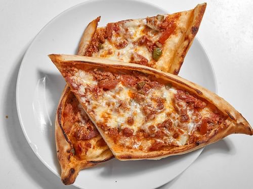 Kuşbaşılı Kaşarlı Karadeniz Pidesi
