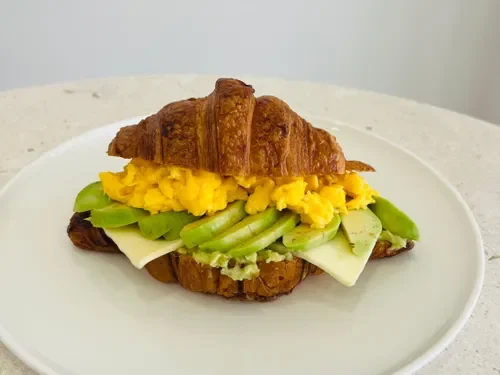 Avokado Scrambled Egg Kruvasan