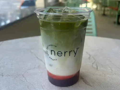 Iced Strawberry Matcha Latte (Orta Boy)