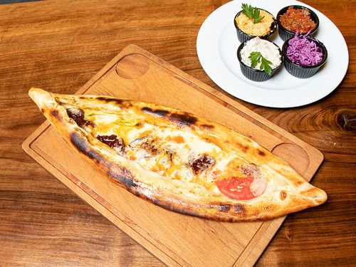 Sucuklu Kaşarlı Pide