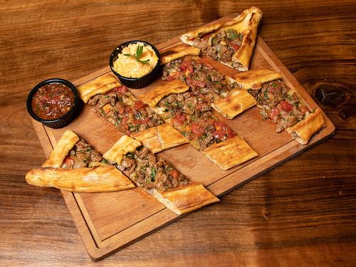 Kuşbaşılı Kaşarlı Pide