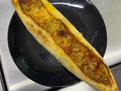 Kuşbaşılı Kaşarlı açık pide