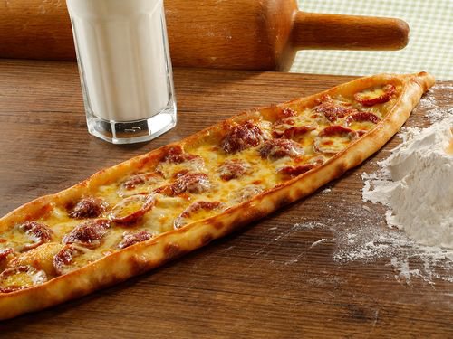 Sucuklu Kaşarlı Pide