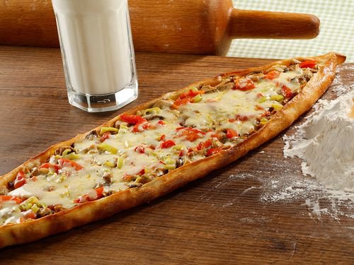 Mantarlı Domatesli Biberli Kaşarlı Pide