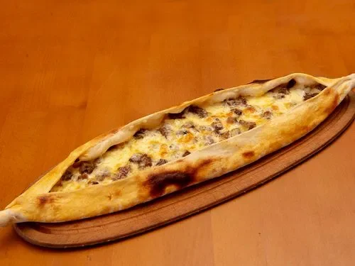 Kavurmalı Kaşarlı Pide
